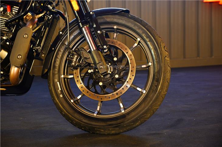 USD fork, large 320mm front rotor and dual-channel ABS are all standard. 